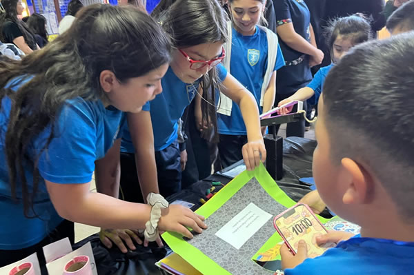 Estudiantes en clase participando activamente