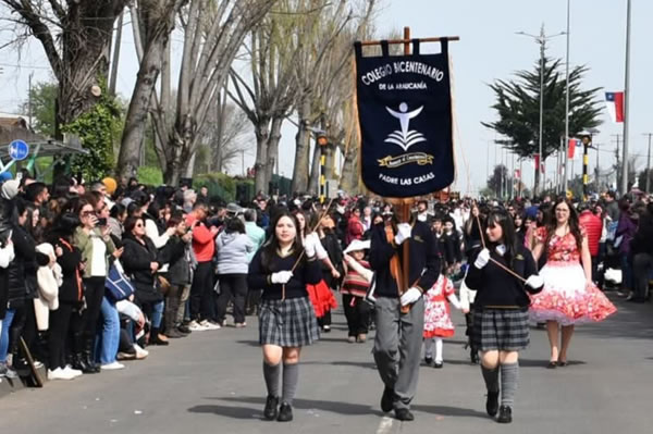 Estudiantes colaborando en equipo
