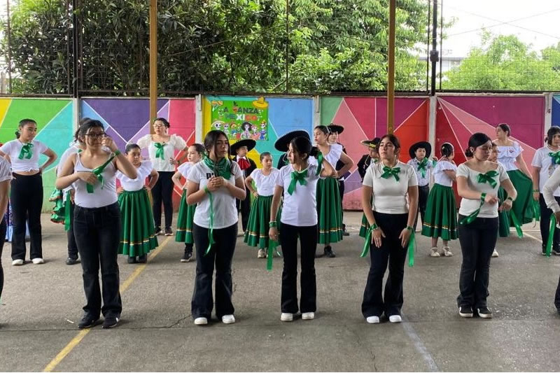 Ceremonia de aniversario del colegio con estudiantes y autoridades